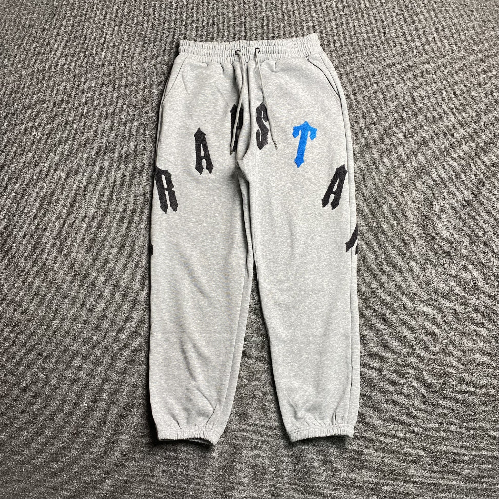 trapstar-irongate-arch-chenille-2_0-tracksuit-grey-3-Drip Store Argentina