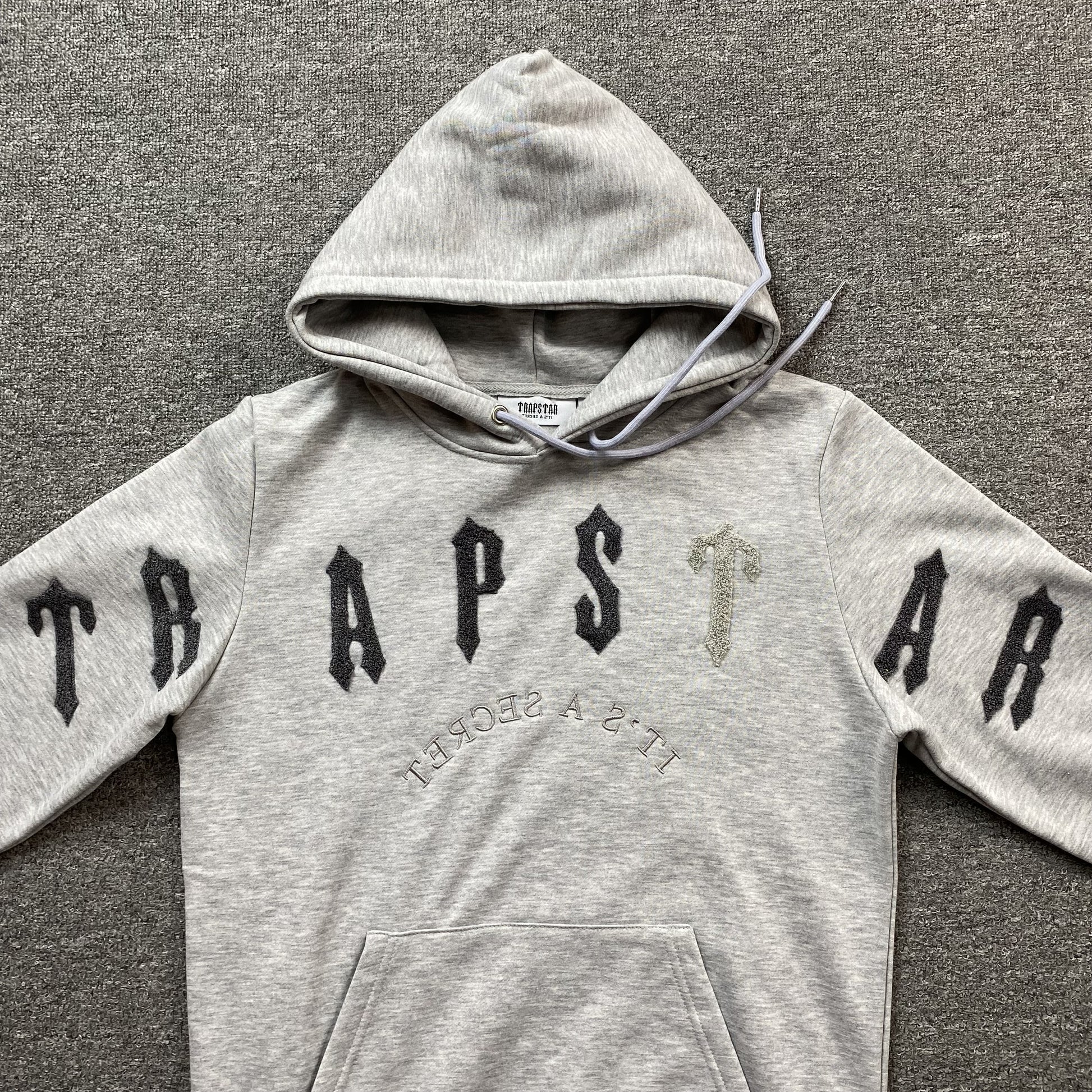 trapstar-irongate-arch-chenille-2_0-tracksuit-grey-3_f1bb0cb8-Drip Store Argentina