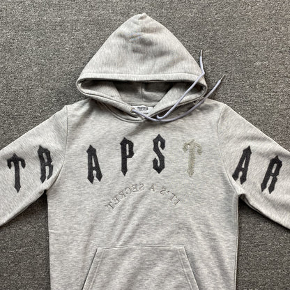 trapstar-irongate-arch-chenille-2_0-tracksuit-grey-3_f1bb0cb8-Drip Store Argentina