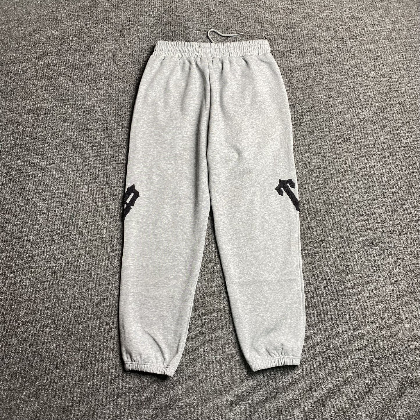 trapstar-irongate-arch-chenille-2_0-tracksuit-grey-4-Drip Store Argentina