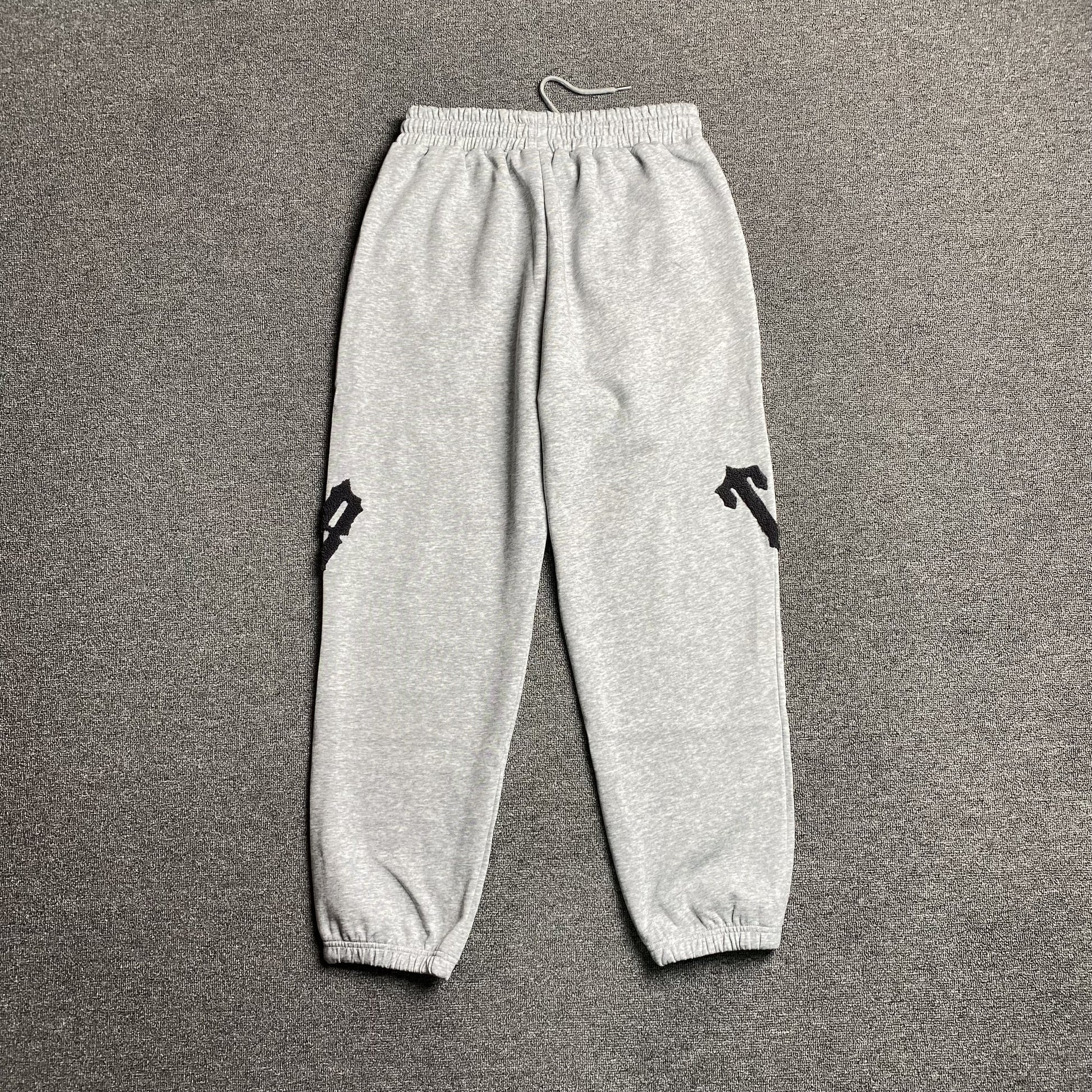 trapstar-irongate-arch-chenille-2_0-tracksuit-grey-4-Drip Store Argentina