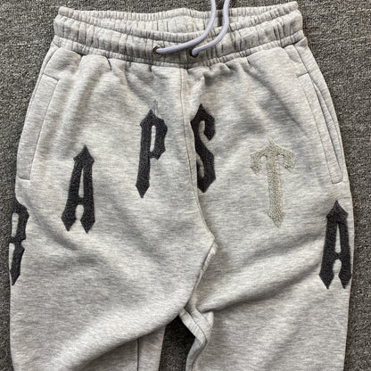 trapstar-irongate-arch-chenille-2_0-tracksuit-grey-4_91762708-Drip Store Argentina