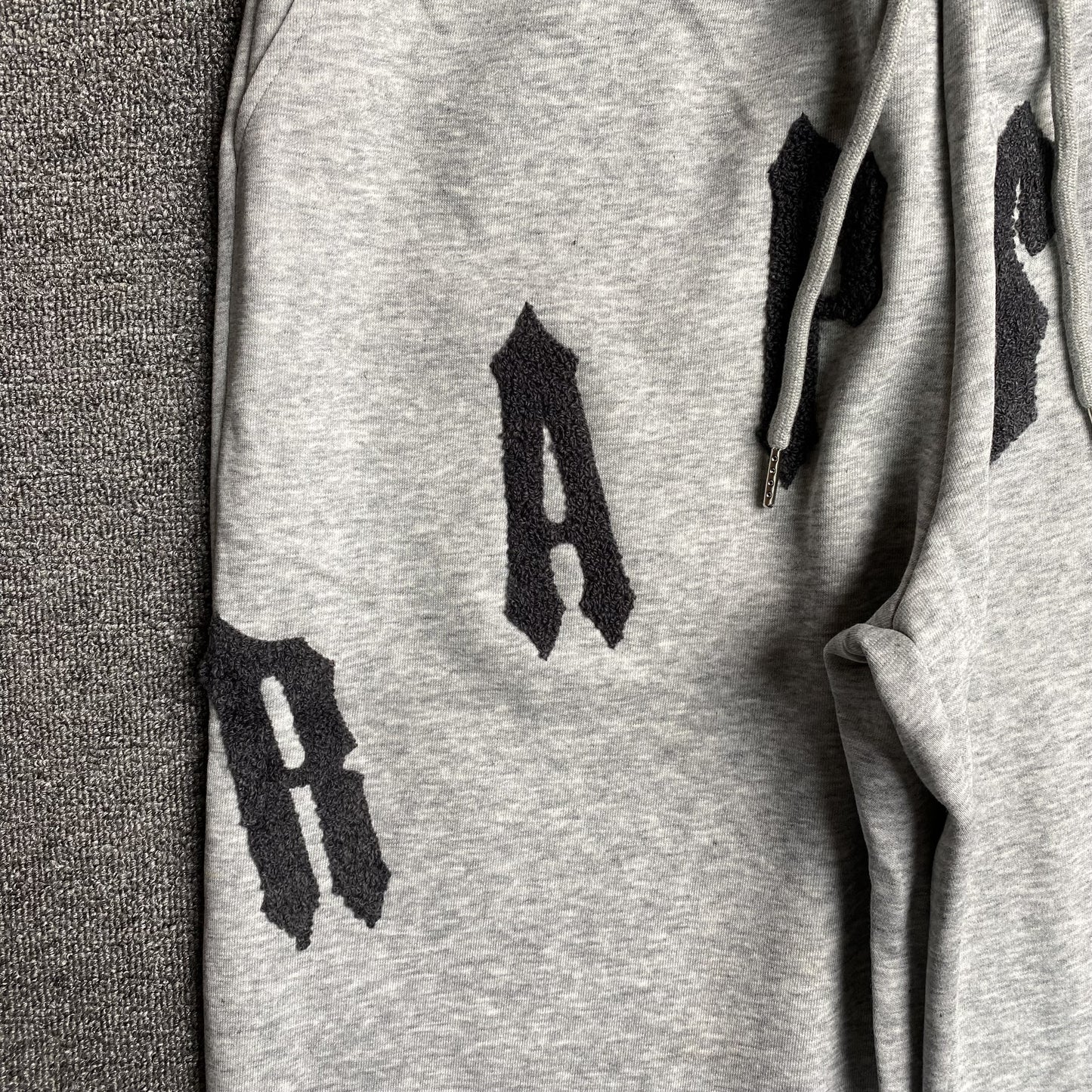 trapstar-irongate-arch-chenille-2_0-tracksuit-grey-5-Drip Store Argentina
