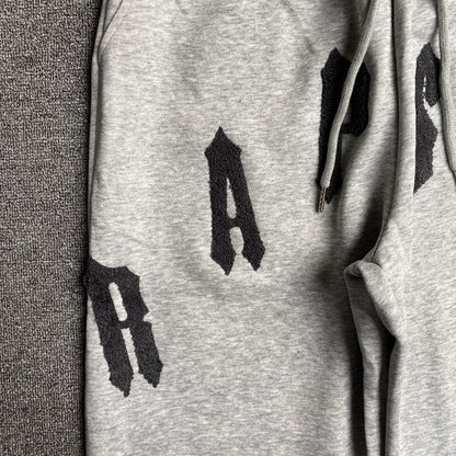 trapstar-irongate-arch-chenille-2_0-tracksuit-grey-5-Drip Store Argentina