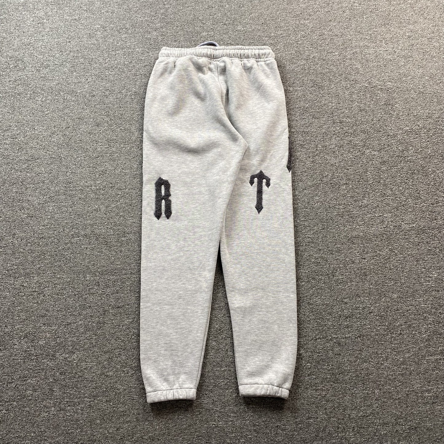 trapstar-irongate-arch-chenille-2_0-tracksuit-grey-5_8a99af17-Drip Store Argentina