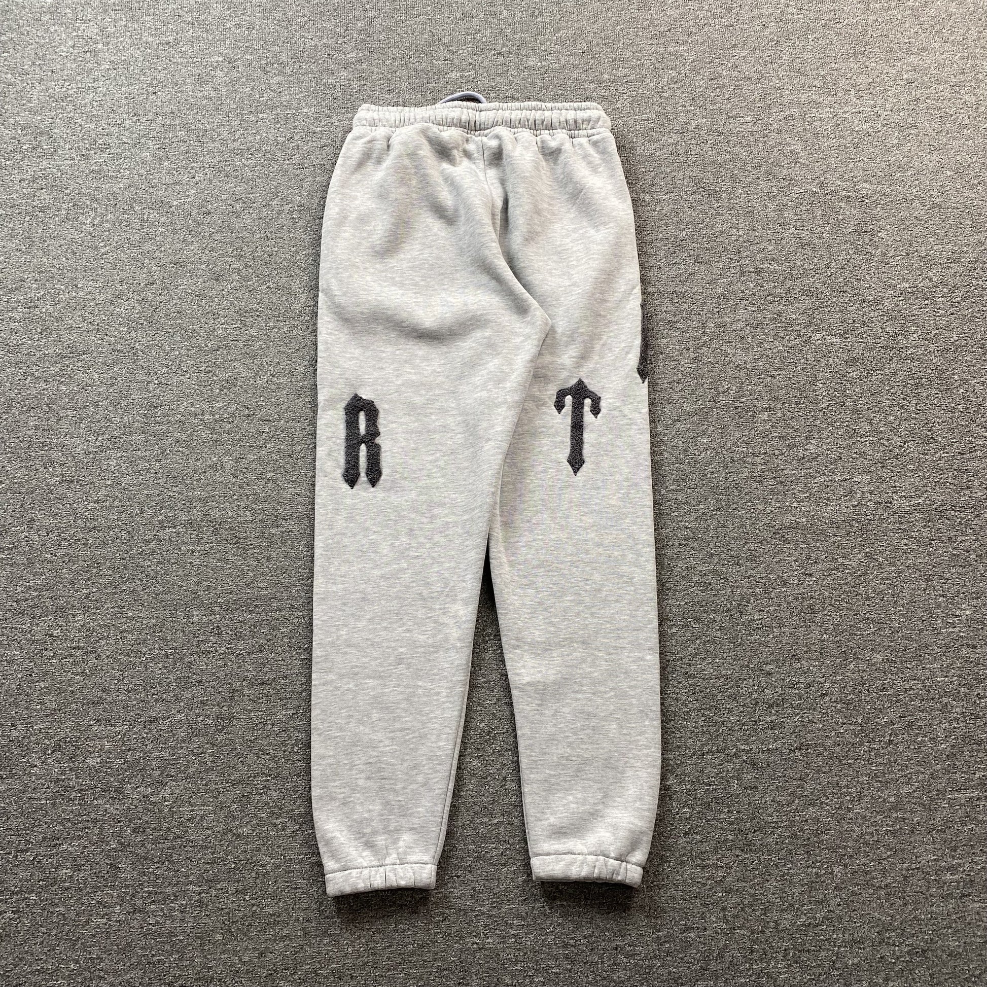 trapstar-irongate-arch-chenille-2_0-tracksuit-grey-5_8a99af17-Drip Store Argentina