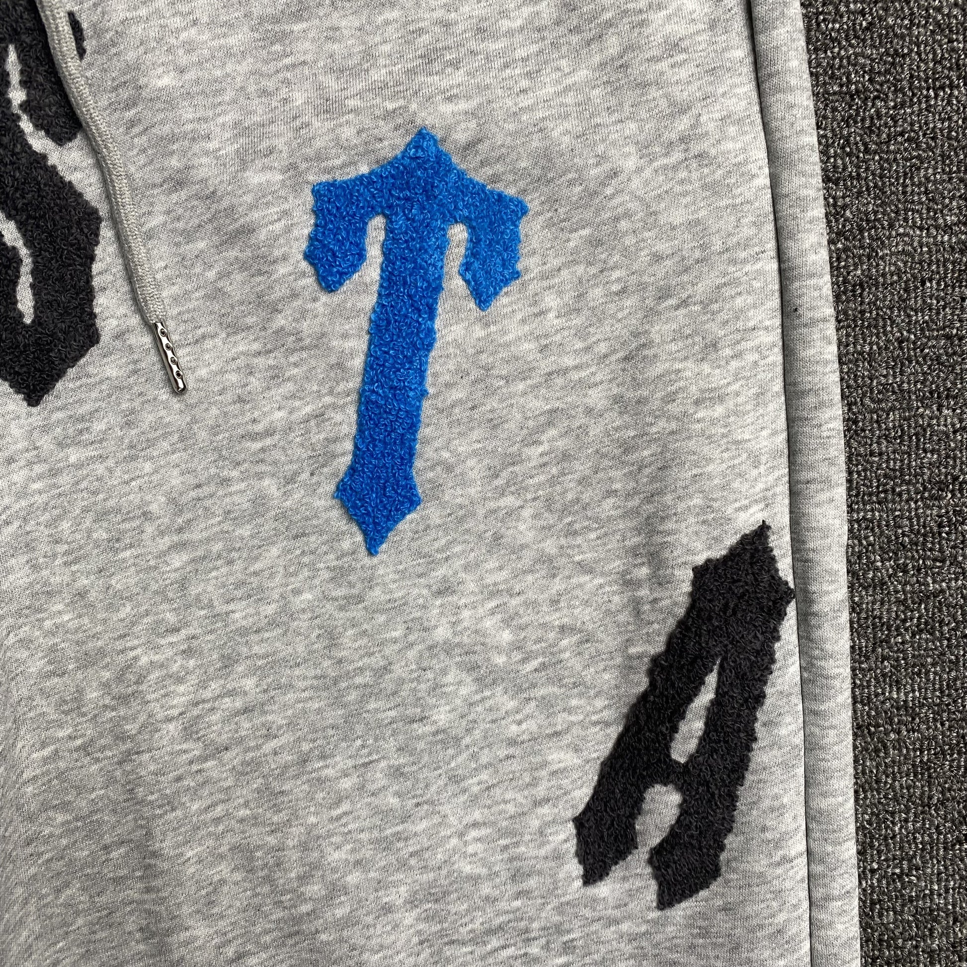 trapstar-irongate-arch-chenille-2_0-tracksuit-grey-6-Drip Store Argentina