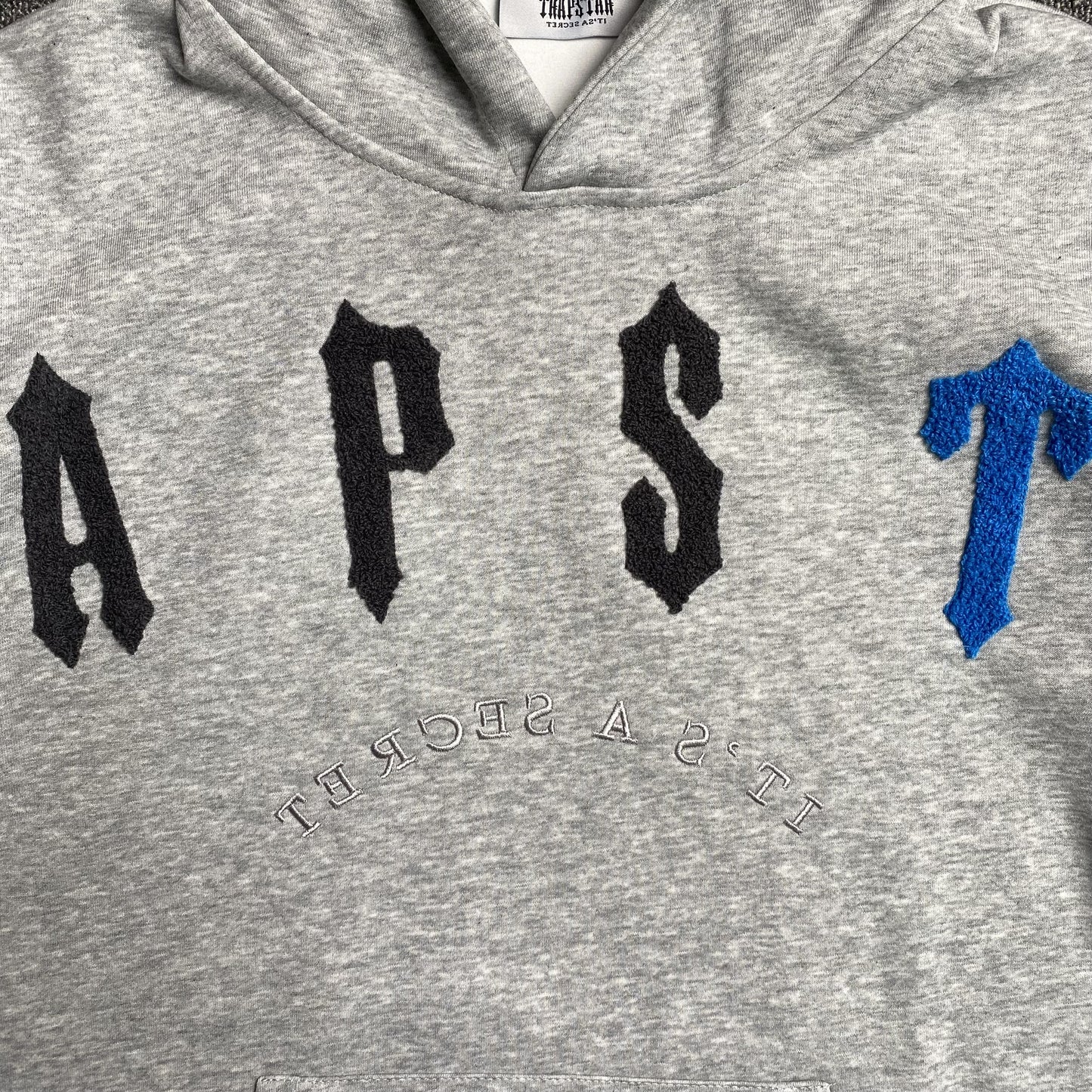 trapstar-irongate-arch-chenille-2_0-tracksuit-grey-7-Drip Store Argentina