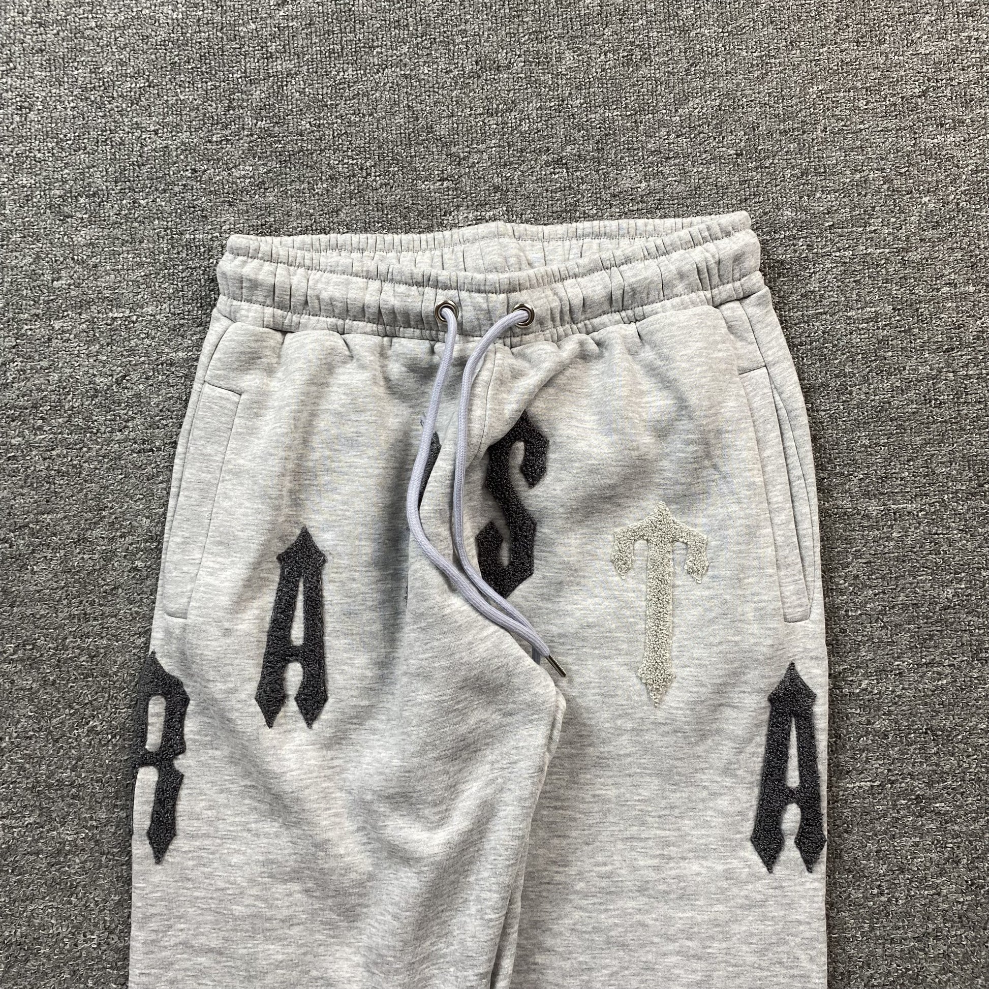 trapstar-irongate-arch-chenille-2_0-tracksuit-grey-7_17b69388-Drip Store Argentina