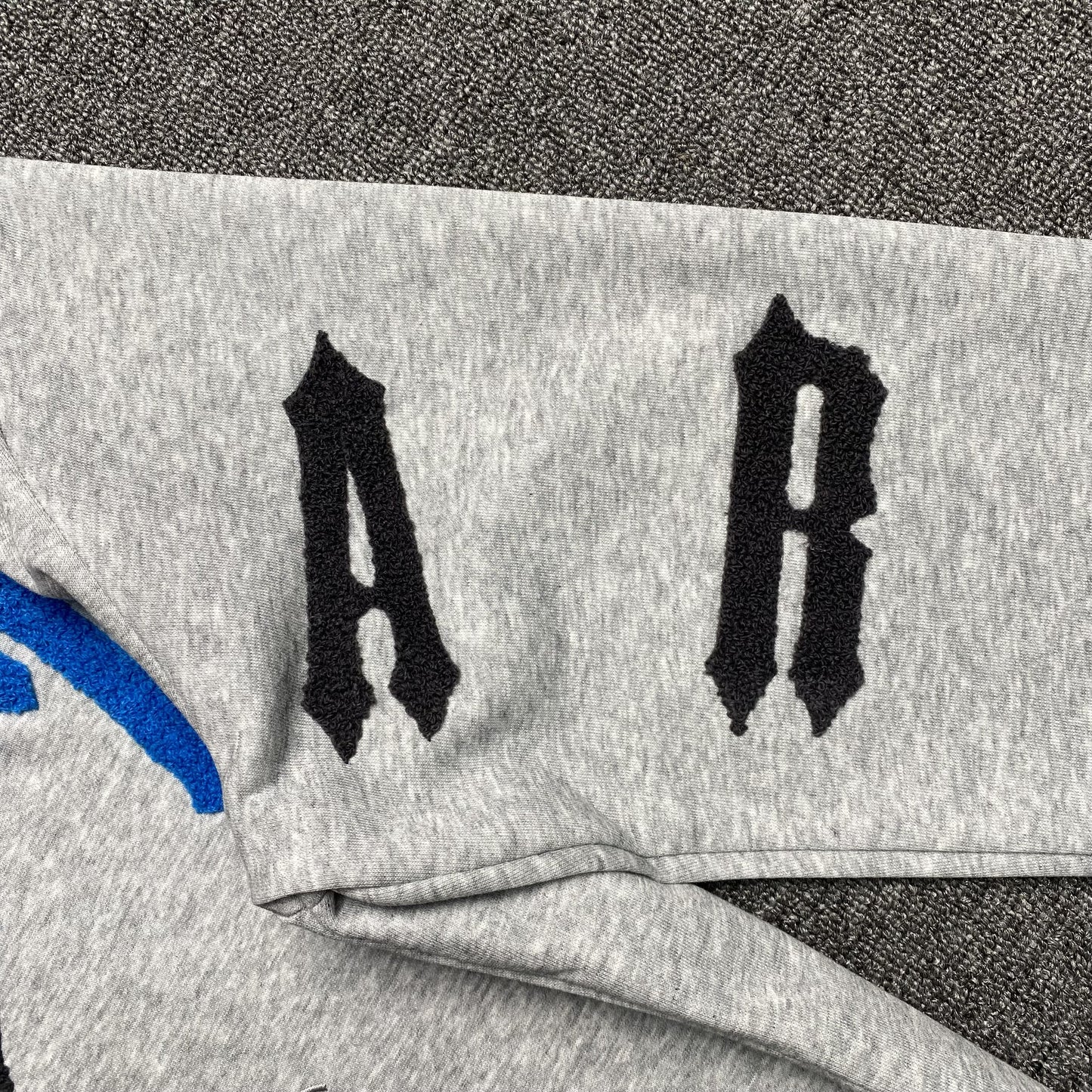 trapstar-irongate-arch-chenille-2_0-tracksuit-grey-8-Drip Store Argentina