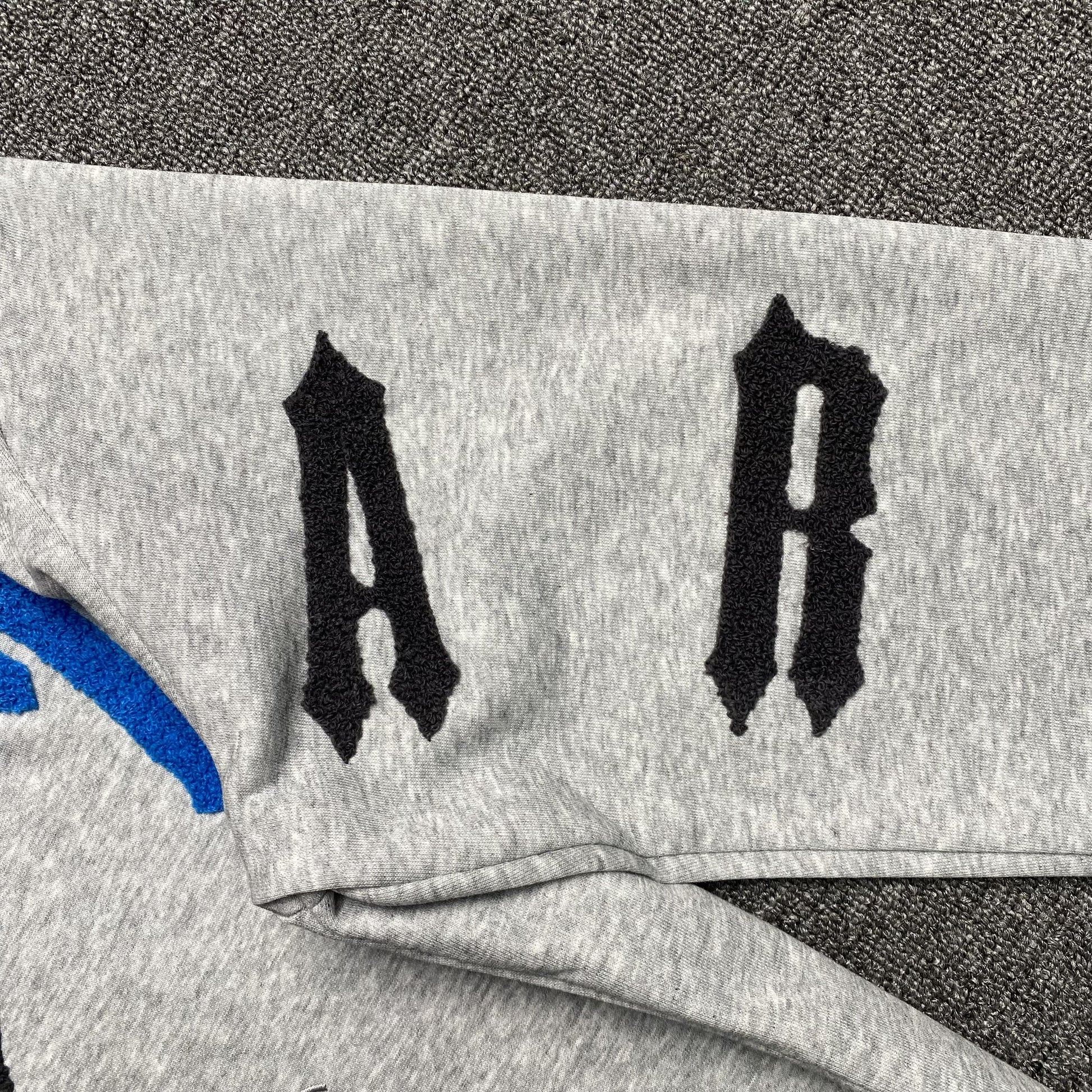 trapstar-irongate-arch-chenille-2_0-tracksuit-grey-8-Drip Store Argentina