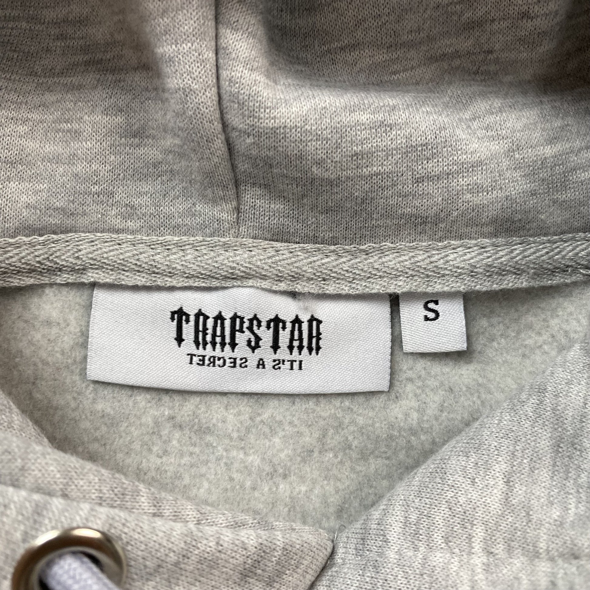 trapstar-irongate-arch-chenille-2_0-tracksuit-grey-8_11b7719f-Drip Store Argentina