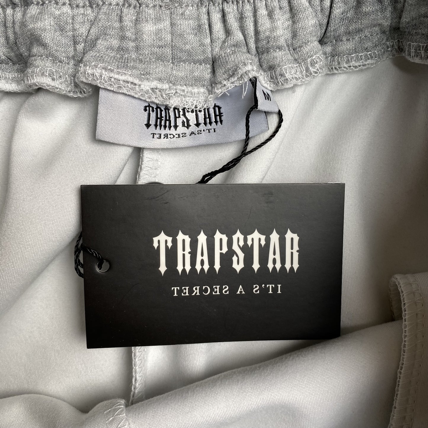 trapstar-irongate-arch-chenille-2_0-tracksuit-grey-9-Drip Store Argentina