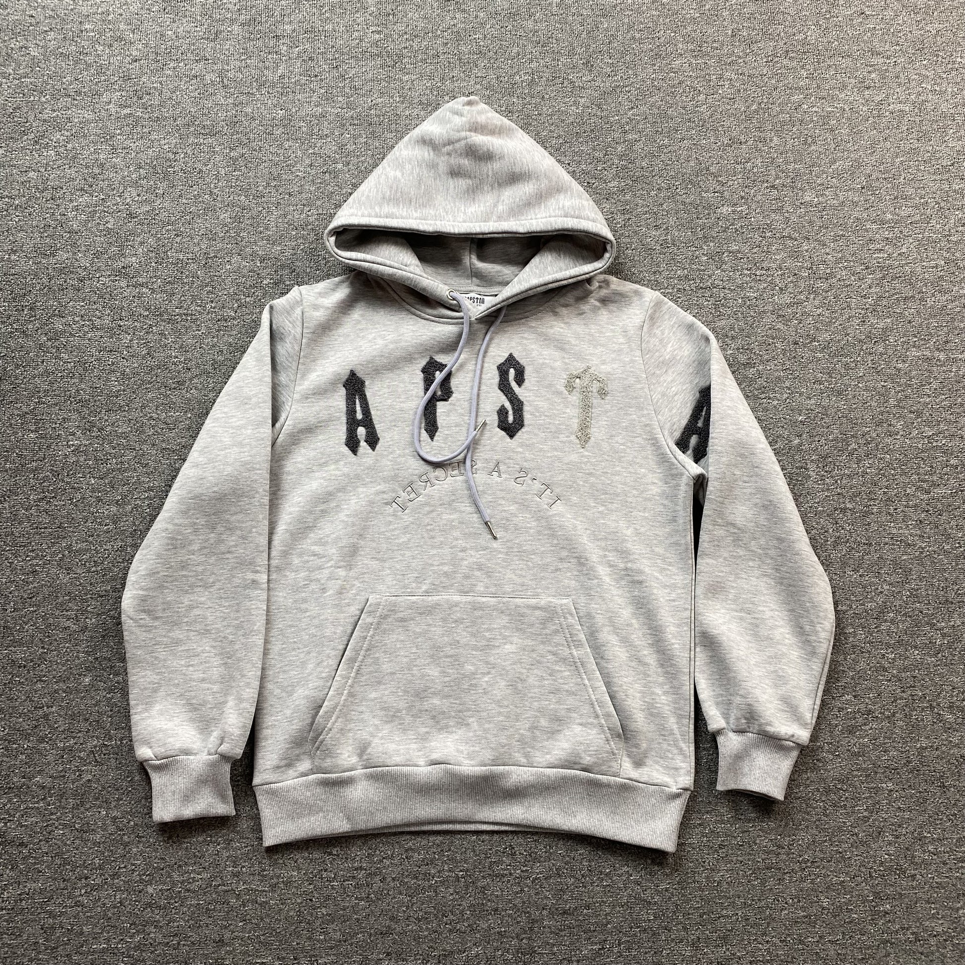 trapstar-irongate-arch-chenille-2_0-tracksuit-grey_98ac90b6-Drip Store Argentina