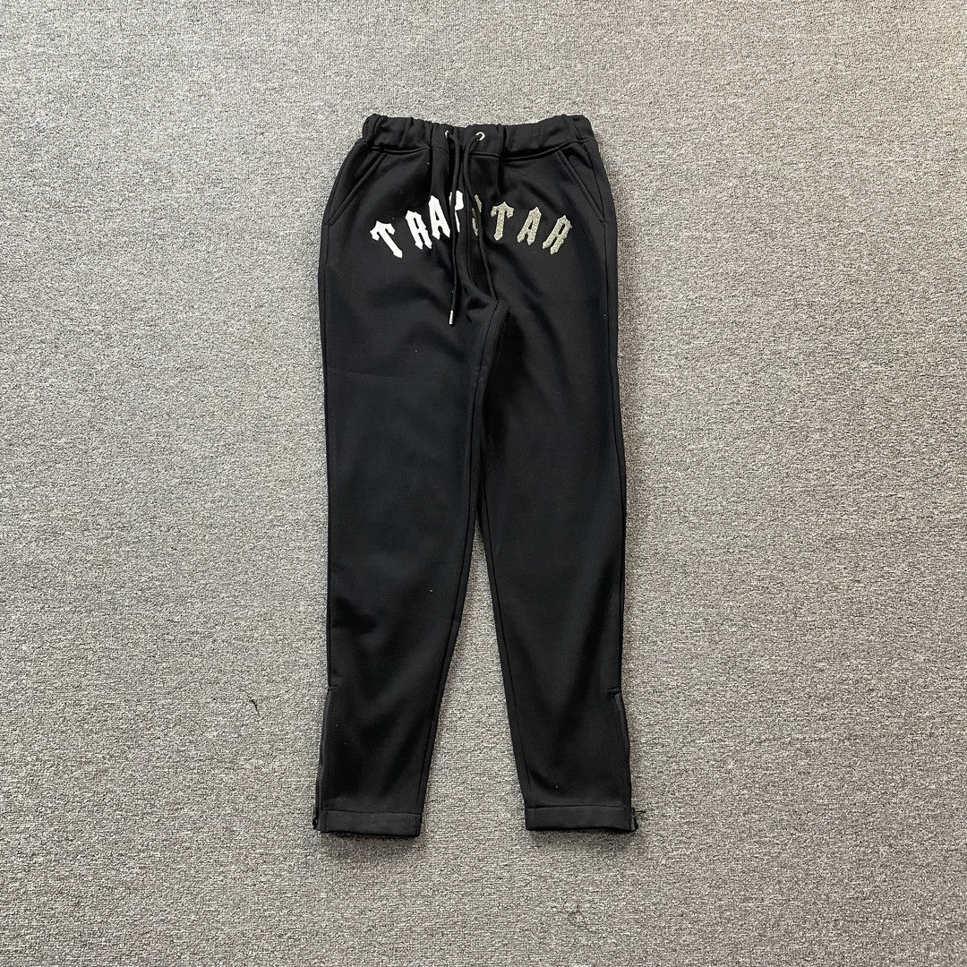 trapstar-irongate-arch-chenille-tracksuit-black-2_757e502f-Drip Store Argentina