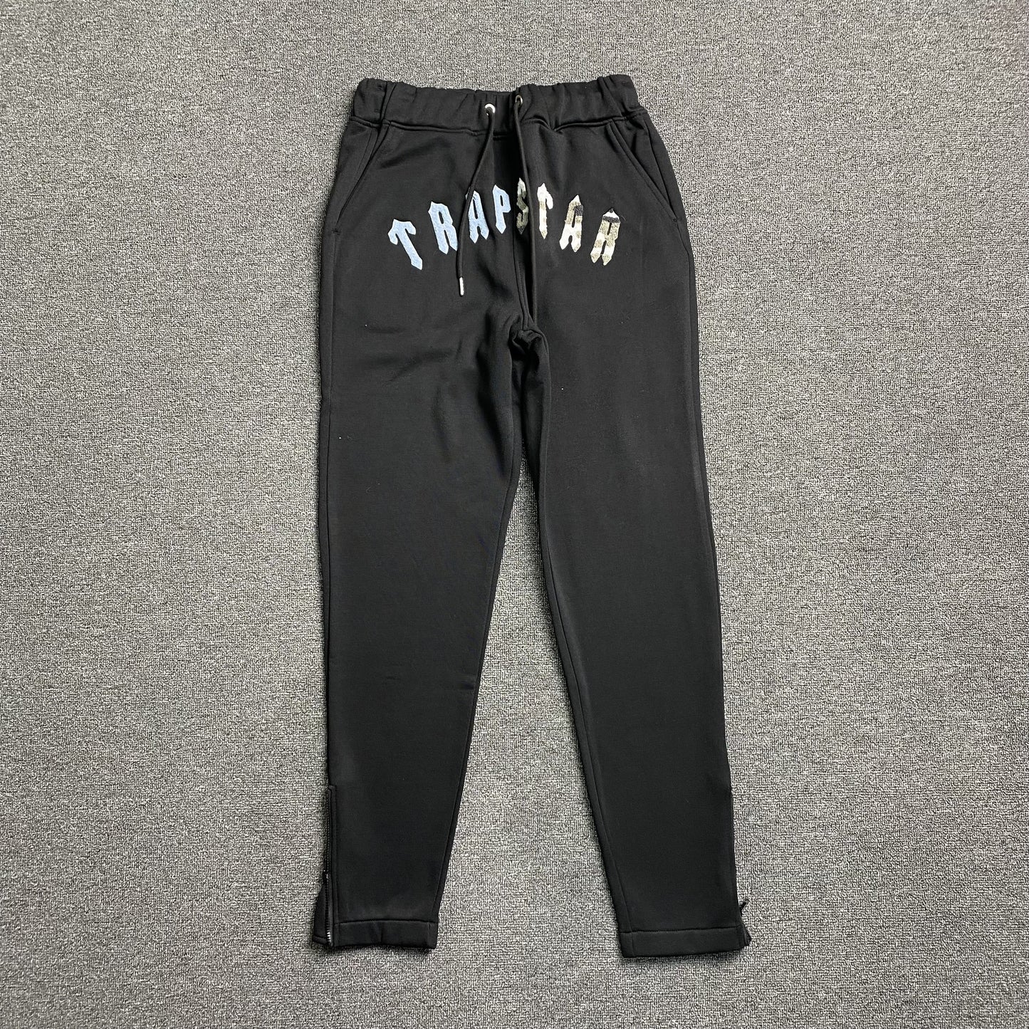 trapstar-irongate-arch-chenille-tracksuit-black-3_616db7c3-Drip Store Argentina