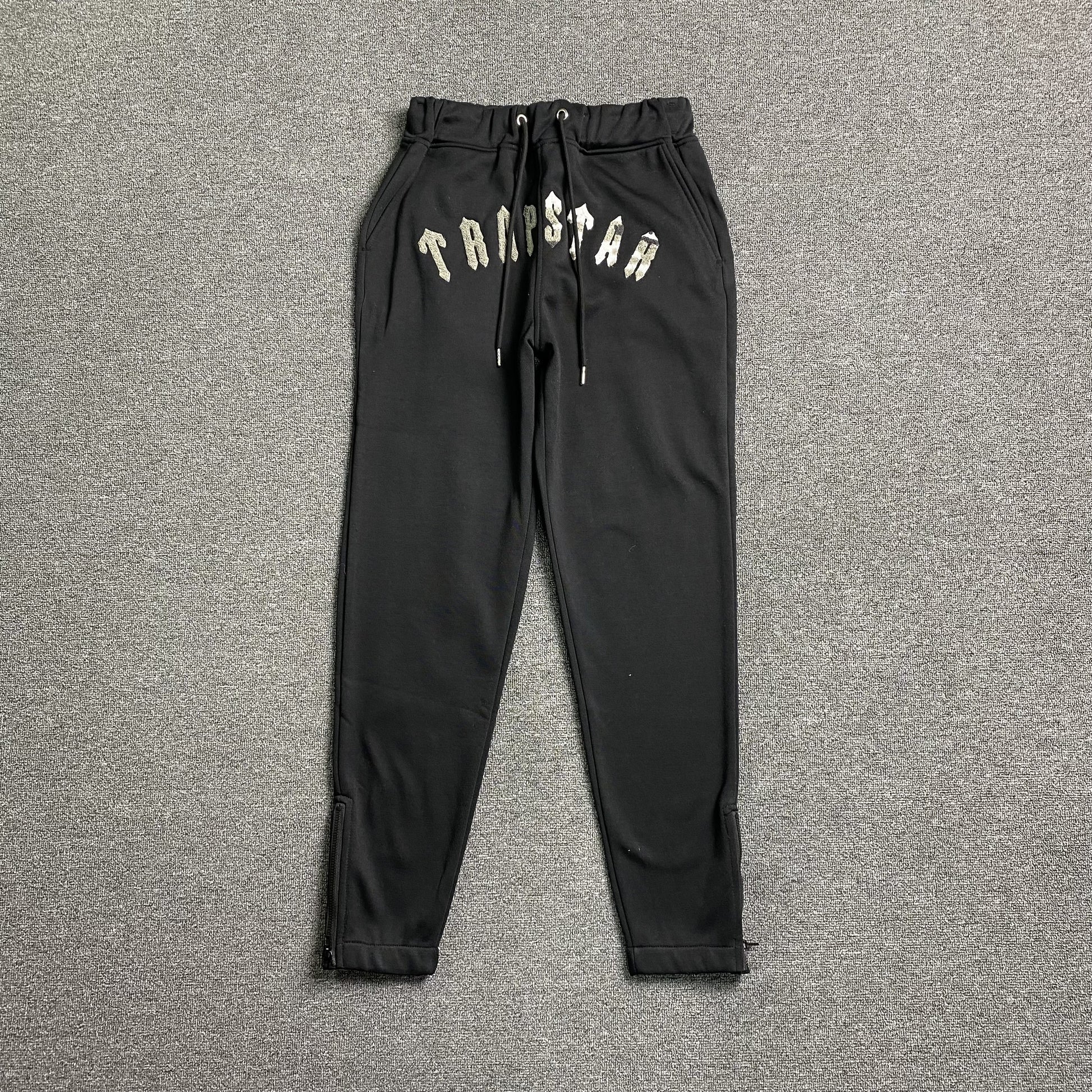 trapstar-irongate-arch-chenille-tracksuit-black-3_8fc68a61-Drip Store Argentina