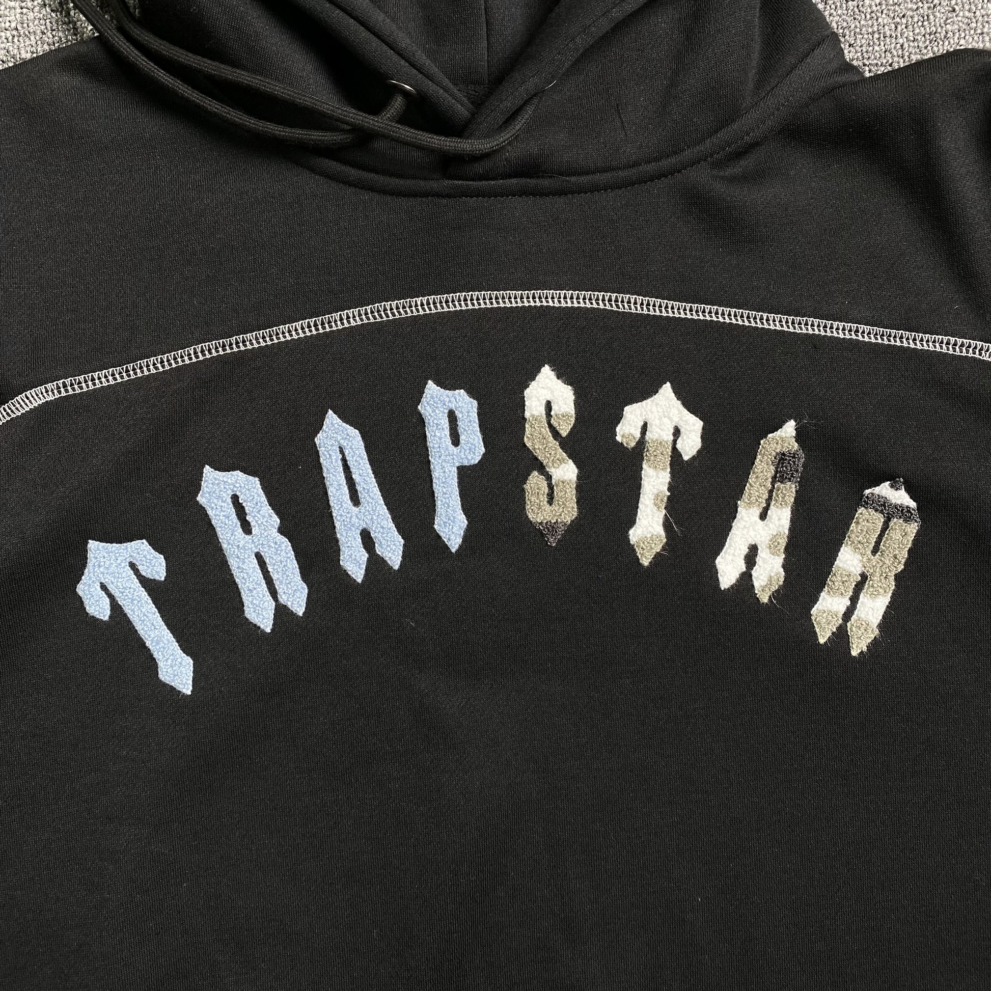 trapstar-irongate-arch-chenille-tracksuit-black-4_10759f1a-Drip Store Argentina