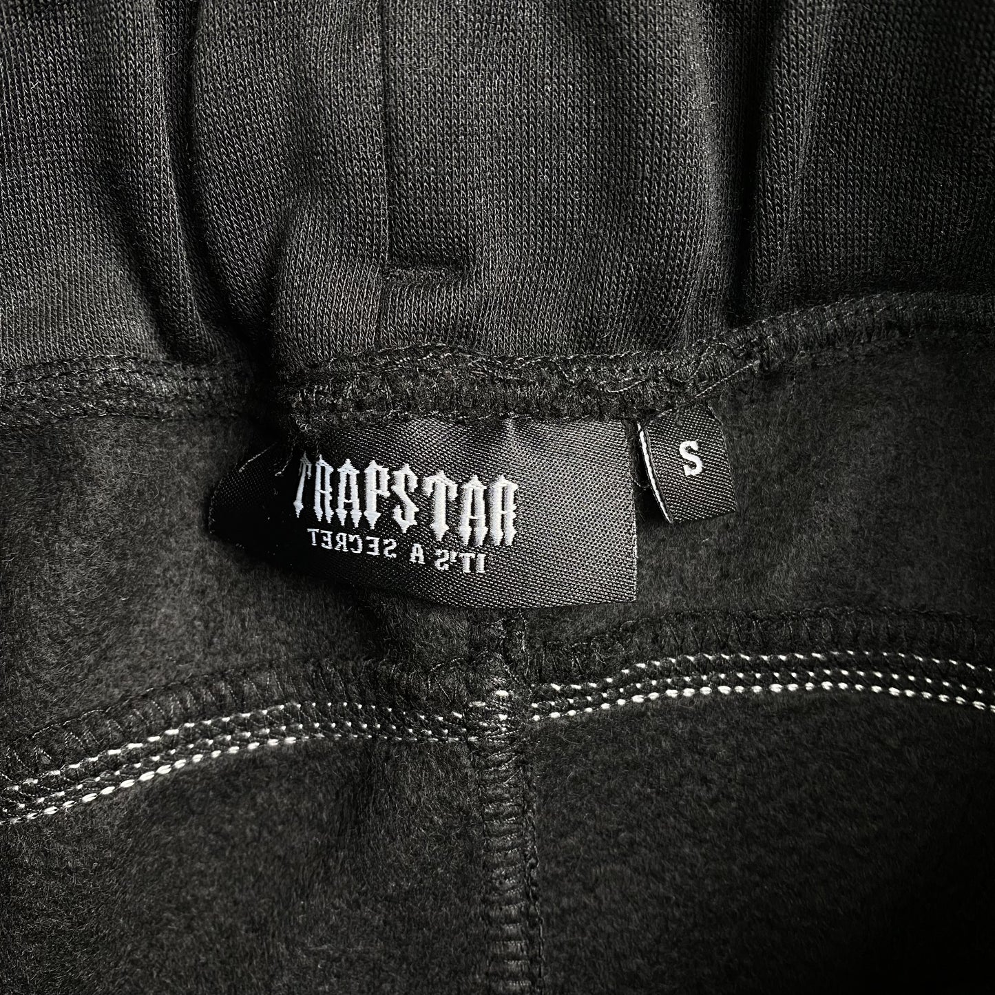 trapstar-irongate-arch-chenille-tracksuit-black-5_15fa444b-Drip Store Argentina