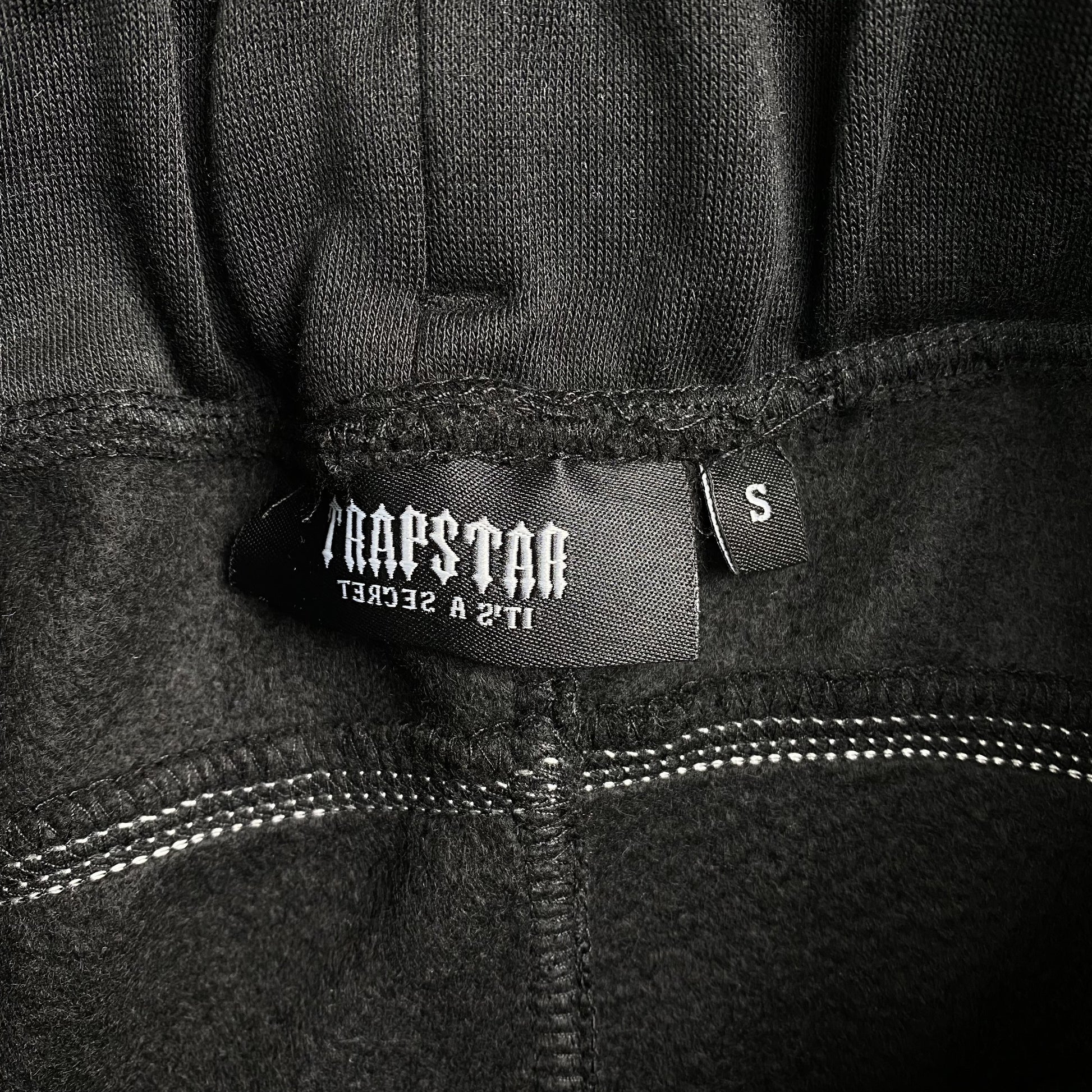 trapstar-irongate-arch-chenille-tracksuit-black-5_15fa444b-Drip Store Argentina