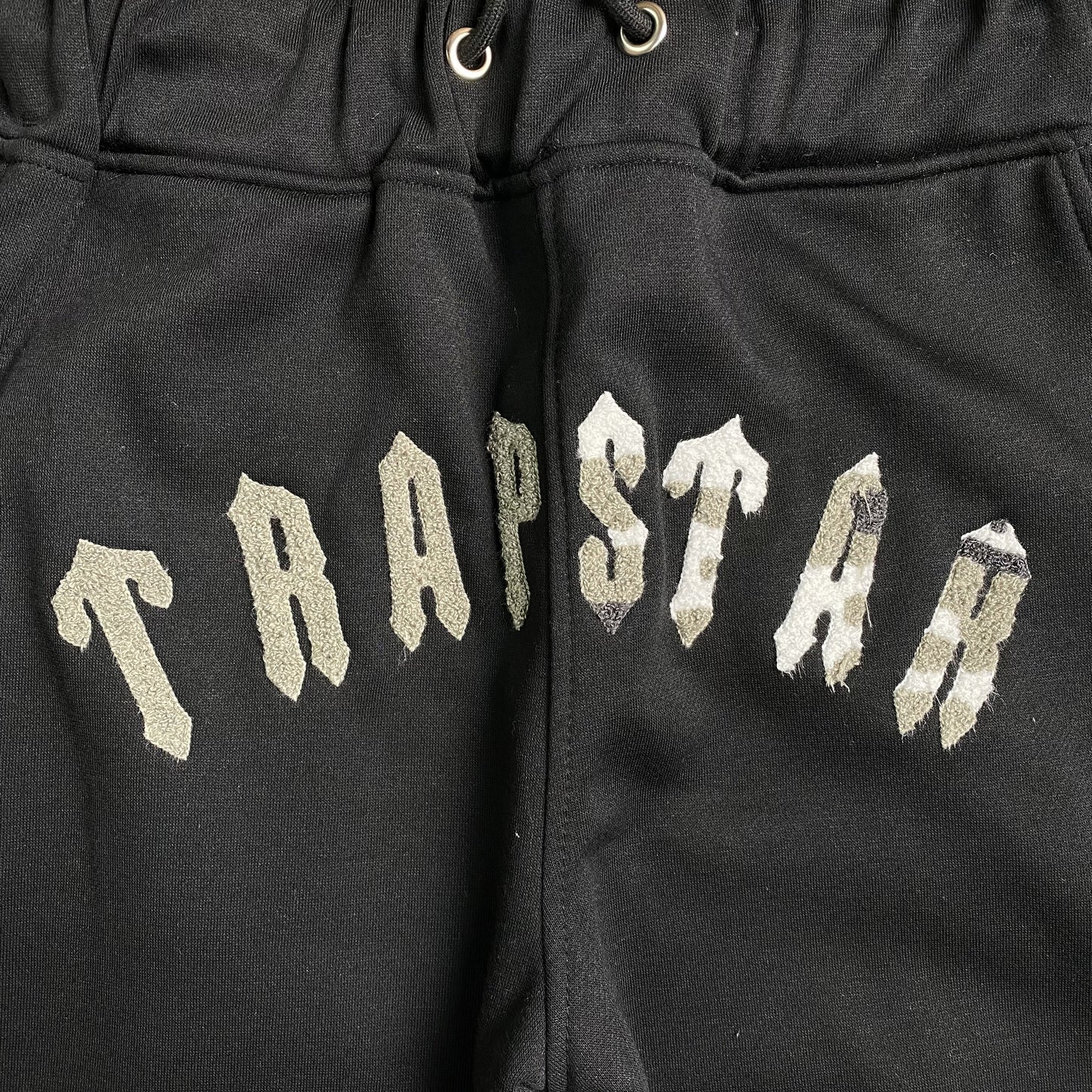 trapstar-irongate-arch-chenille-tracksuit-black-5_cfb64667-Drip Store Argentina