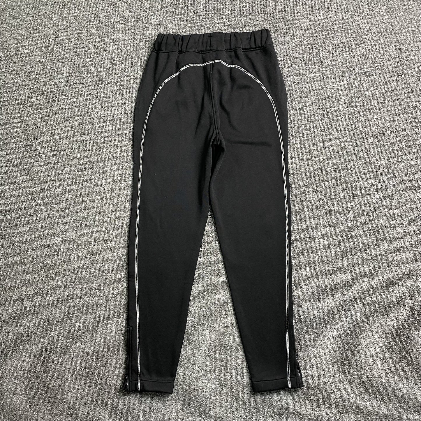 trapstar-irongate-arch-chenille-tracksuit-black-6_1e75612c-Drip Store Argentina