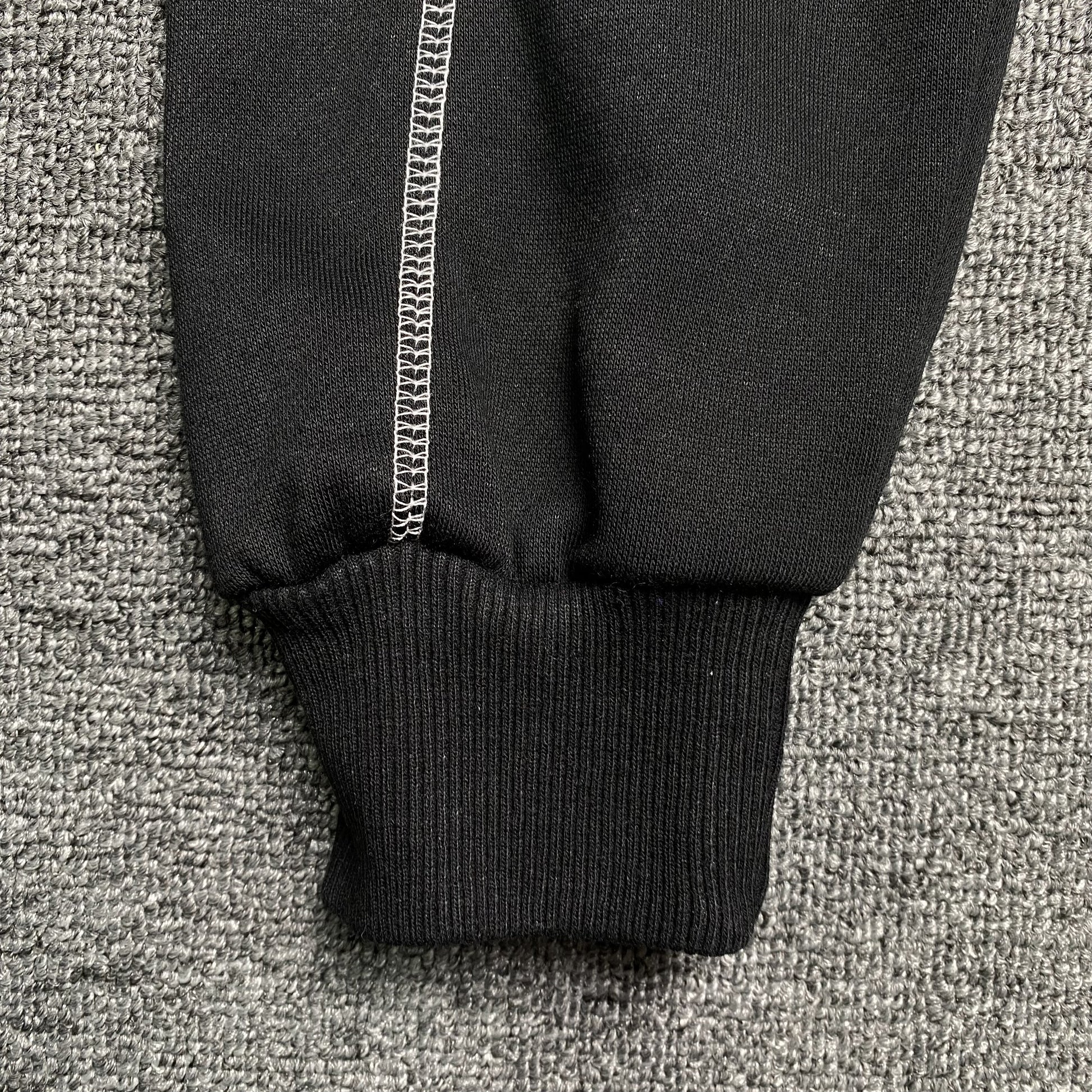 trapstar-irongate-arch-chenille-tracksuit-black-7_80e36788-Drip Store Argentina