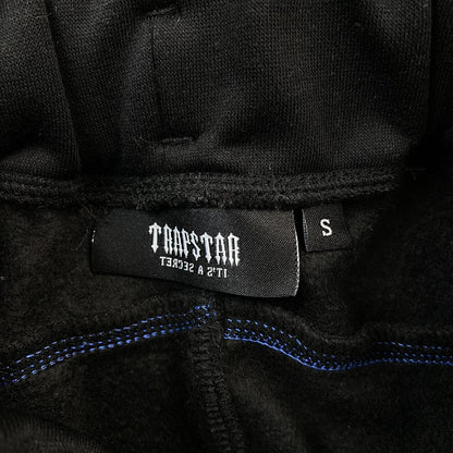 trapstar-irongate-arch-chenille-tracksuit-black-9_0b205da2-Drip Store Argentina