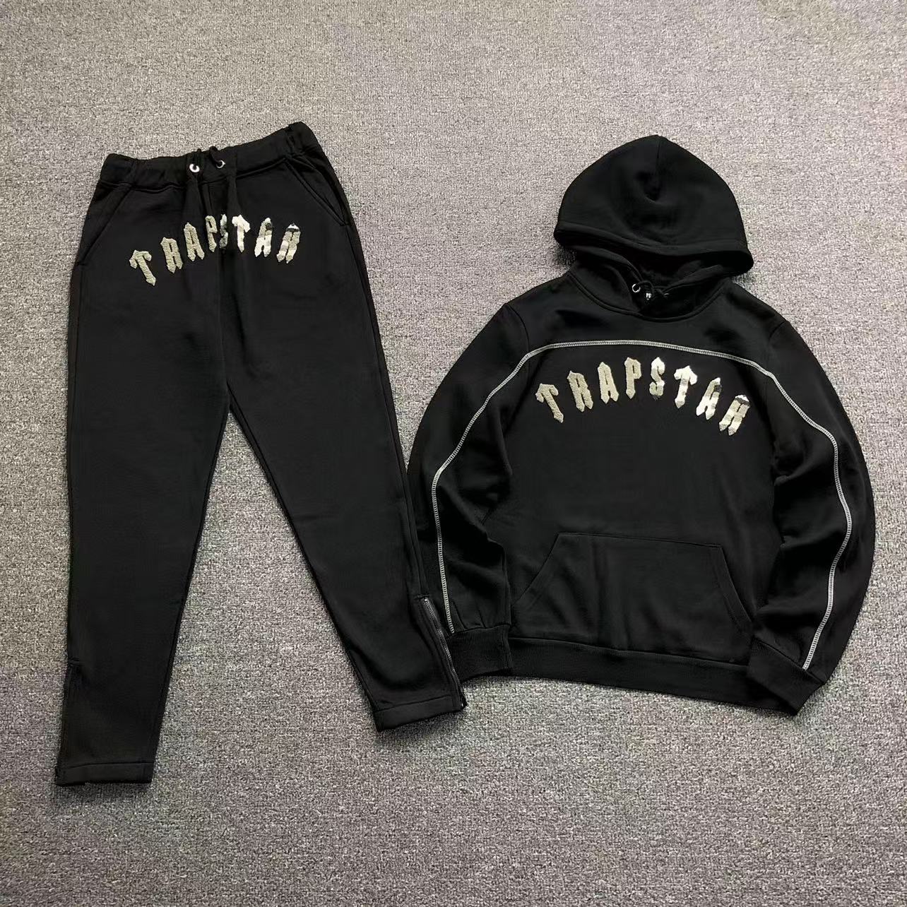 trapstar-irongate-arch-chenille-tracksuit-black_4c24ac3d-Drip Store Argentina