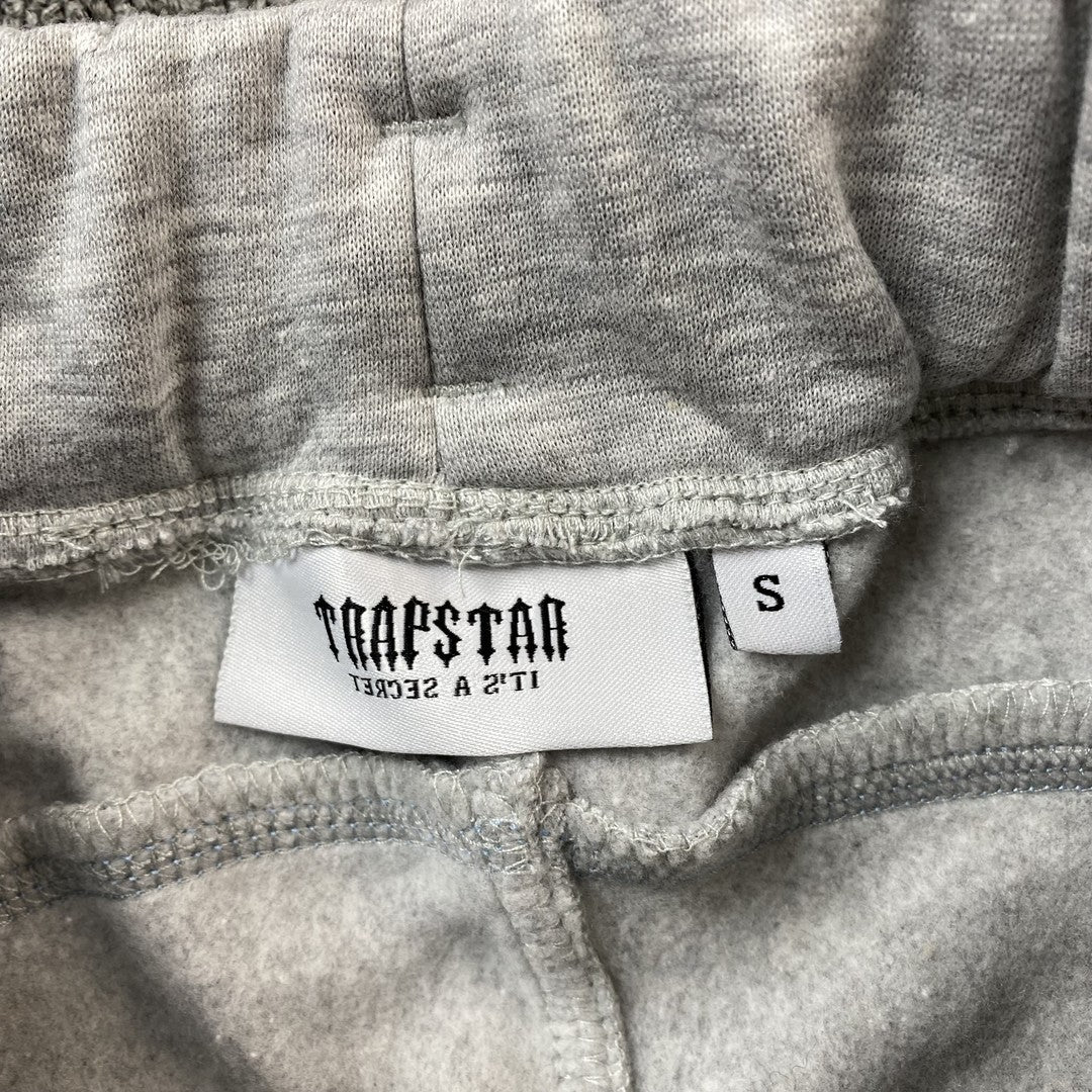 trapstar-irongate-arch-chenille-tracksuit-grey-11-Drip Store Argentina