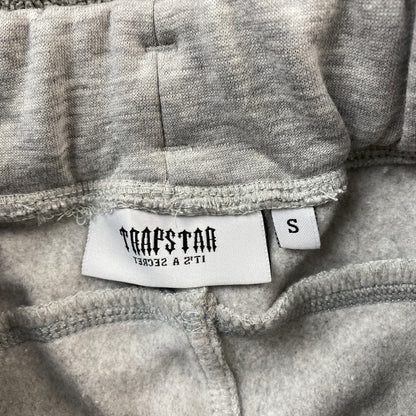 trapstar-irongate-arch-chenille-tracksuit-grey-11-Drip Store Argentina