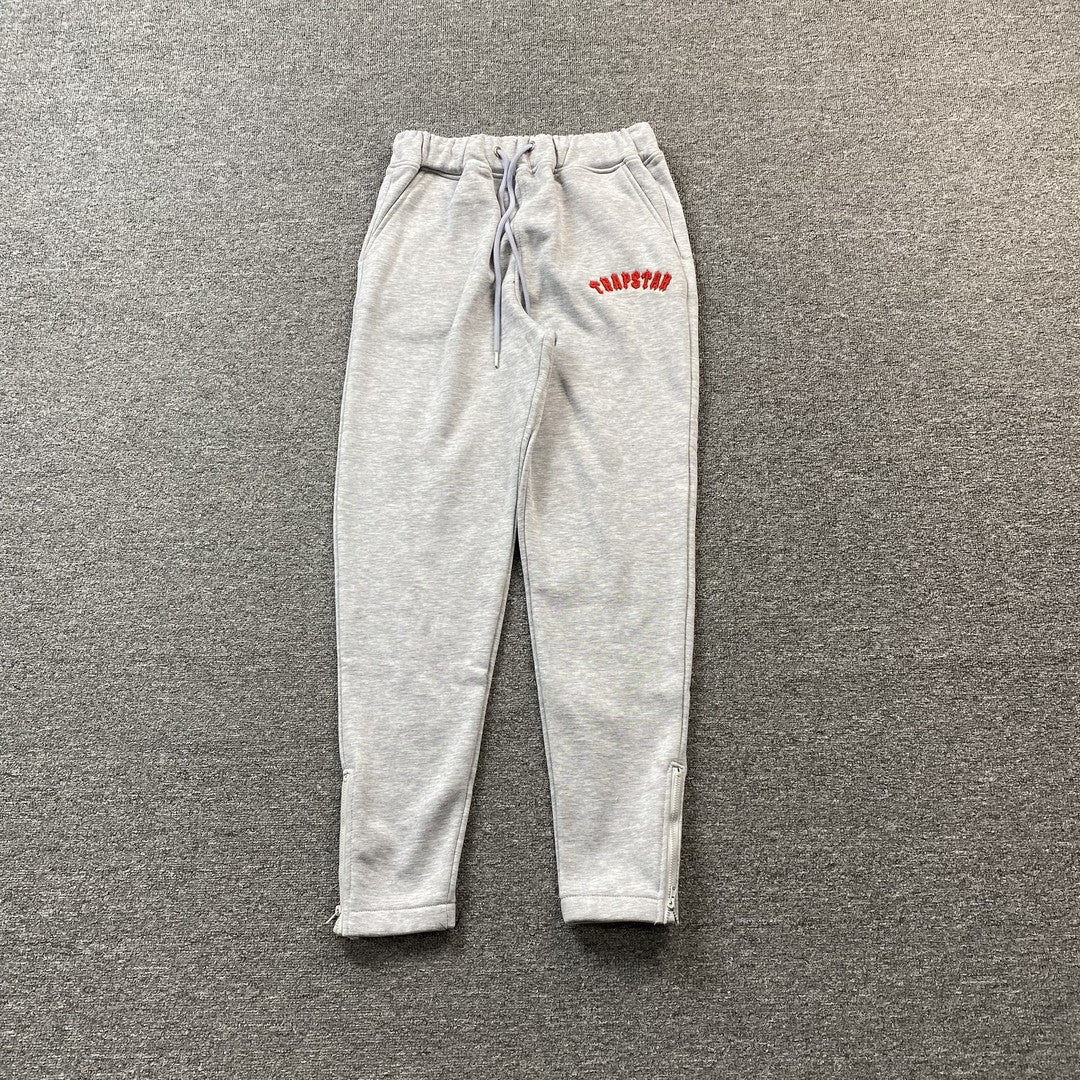 trapstar-irongate-arch-chenille-tracksuit-grey-2-Drip Store Argentina