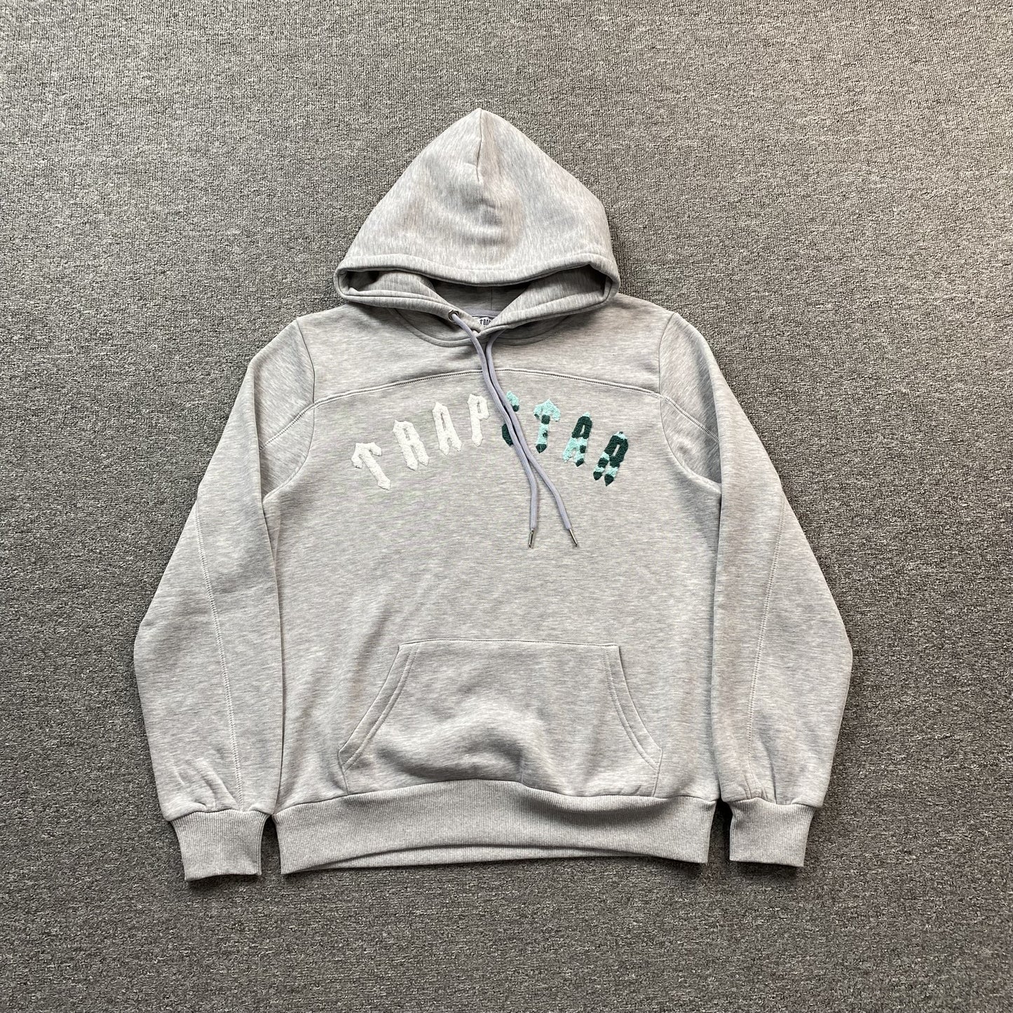 trapstar-irongate-arch-chenille-tracksuit-grey-2_97485d50-Drip Store Argentina