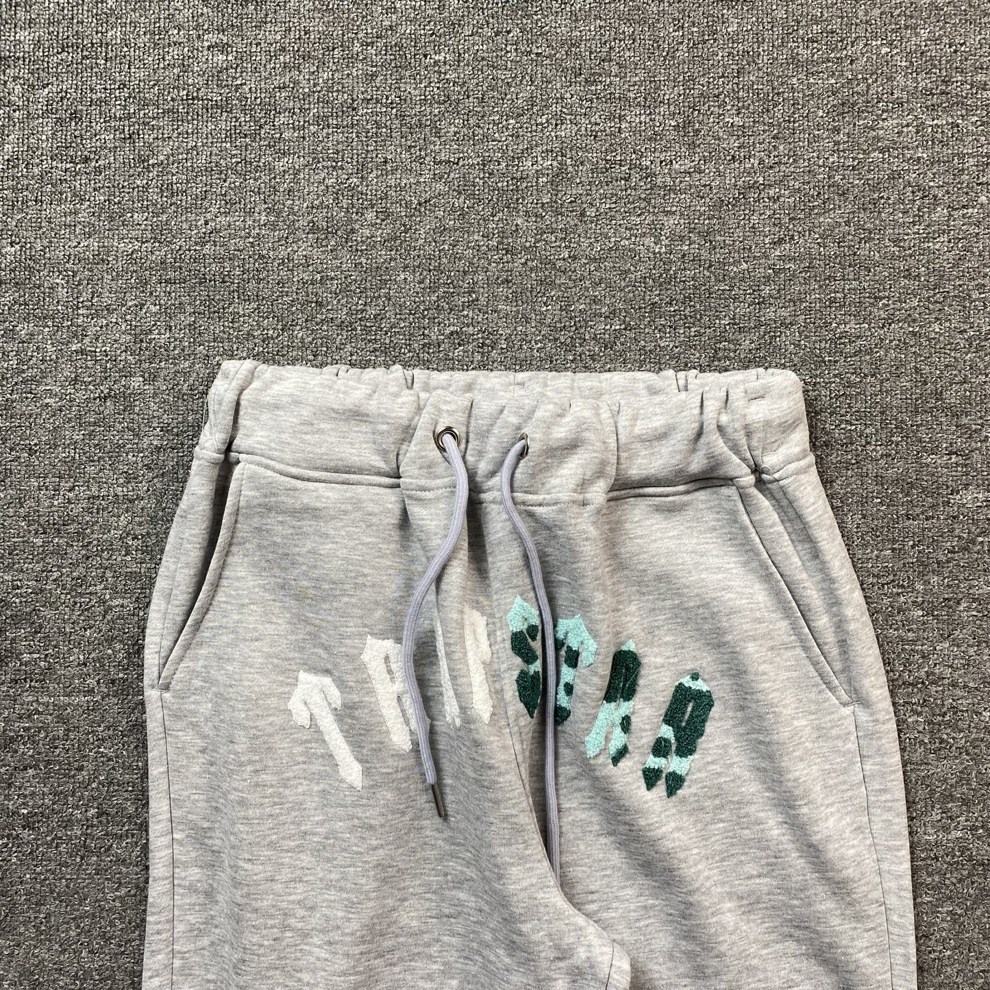 trapstar-irongate-arch-chenille-tracksuit-grey-3_af9b71a7-Drip Store Argentina