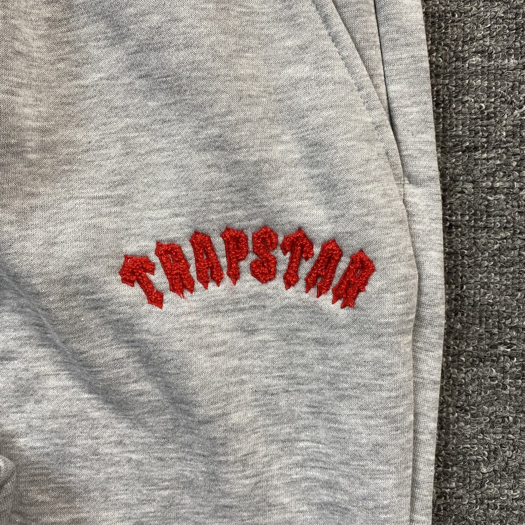 trapstar-irongate-arch-chenille-tracksuit-grey-4-Drip Store Argentina