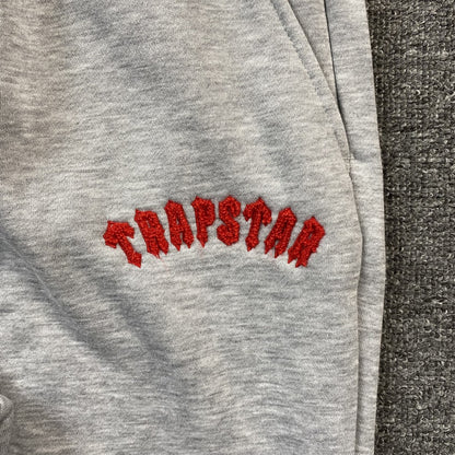 trapstar-irongate-arch-chenille-tracksuit-grey-4-Drip Store Argentina