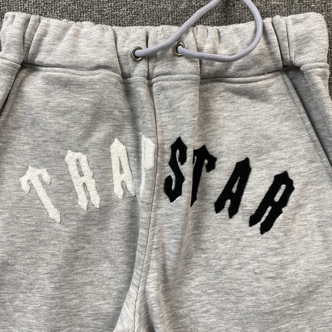 trapstar-irongate-arch-chenille-tracksuit-grey-4_09cacc19-Drip Store Argentina