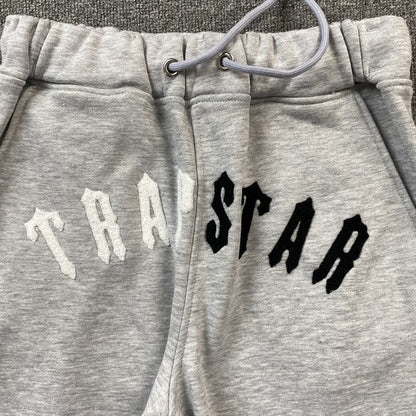 trapstar-irongate-arch-chenille-tracksuit-grey-4_09cacc19-Drip Store Argentina