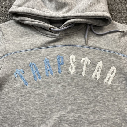 trapstar-irongate-arch-chenille-tracksuit-grey-4_278a6555-Drip Store Argentina