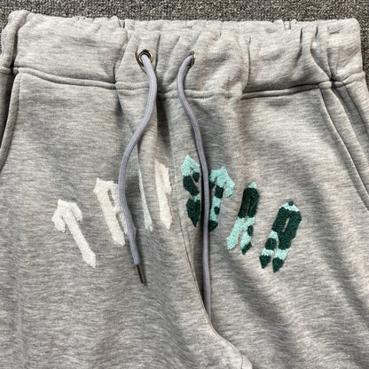 trapstar-irongate-arch-chenille-tracksuit-grey-4_709b9ea0-Drip Store Argentina