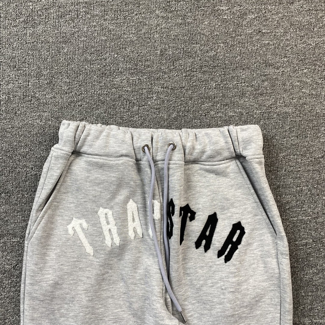 trapstar-irongate-arch-chenille-tracksuit-grey-5_368baa8e-Drip Store Argentina