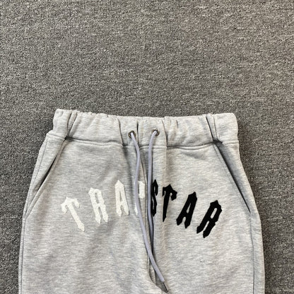 trapstar-irongate-arch-chenille-tracksuit-grey-5_368baa8e-Drip Store Argentina