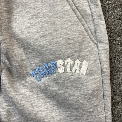 trapstar-irongate-arch-chenille-tracksuit-grey-5_41bd7cd6-Drip Store Argentina