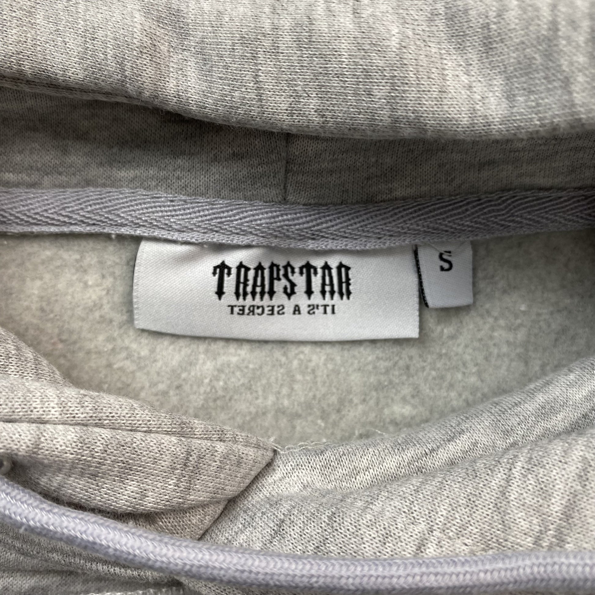 trapstar-irongate-arch-chenille-tracksuit-grey-5_814ce9b1-Drip Store Argentina