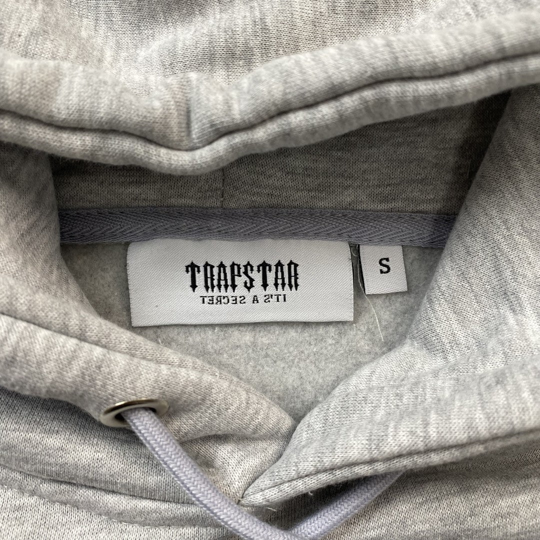 trapstar-irongate-arch-chenille-tracksuit-grey-7_ad0e1d99-Drip Store Argentina