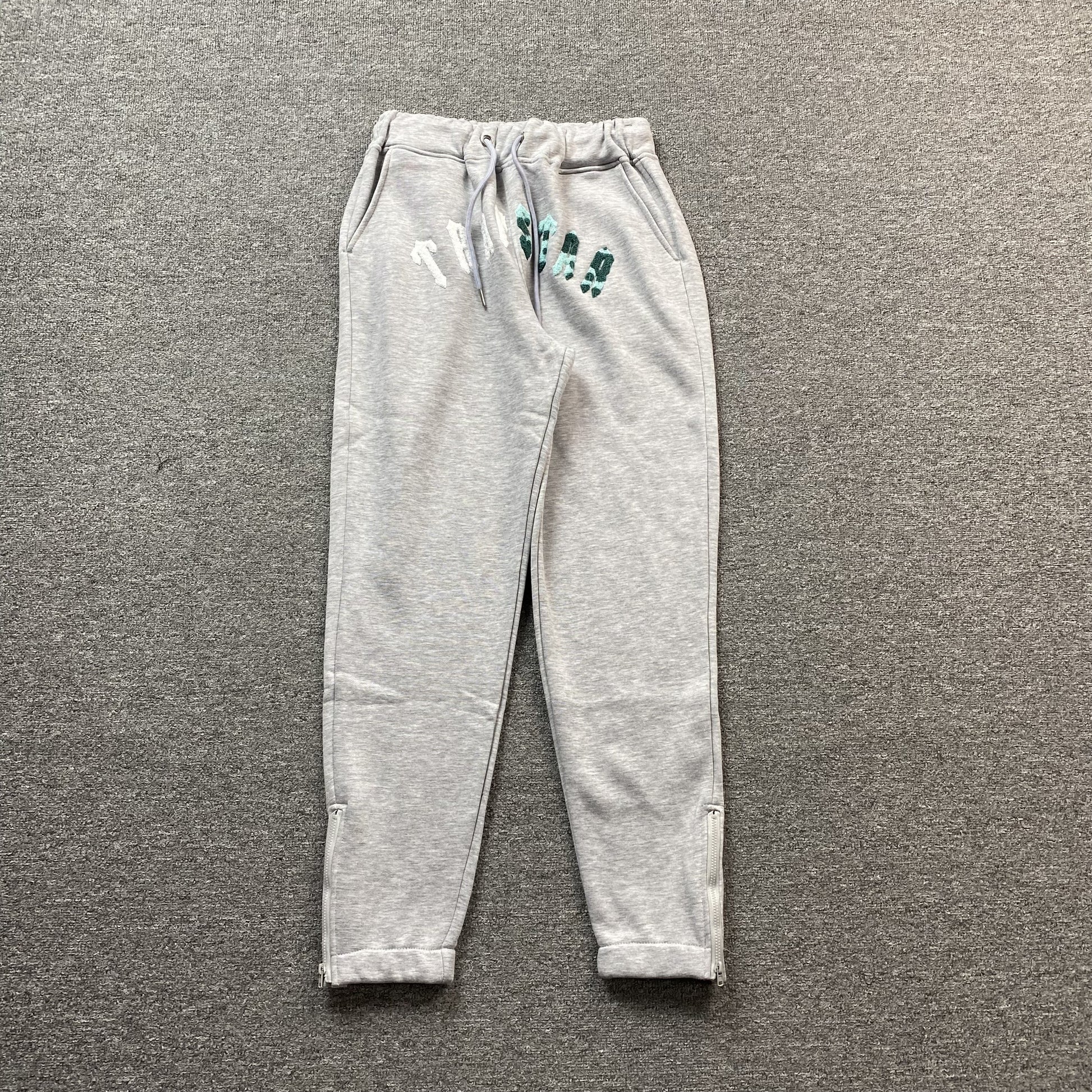 trapstar-irongate-arch-chenille-tracksuit-grey-7_b6dfbbed-Drip Store Argentina