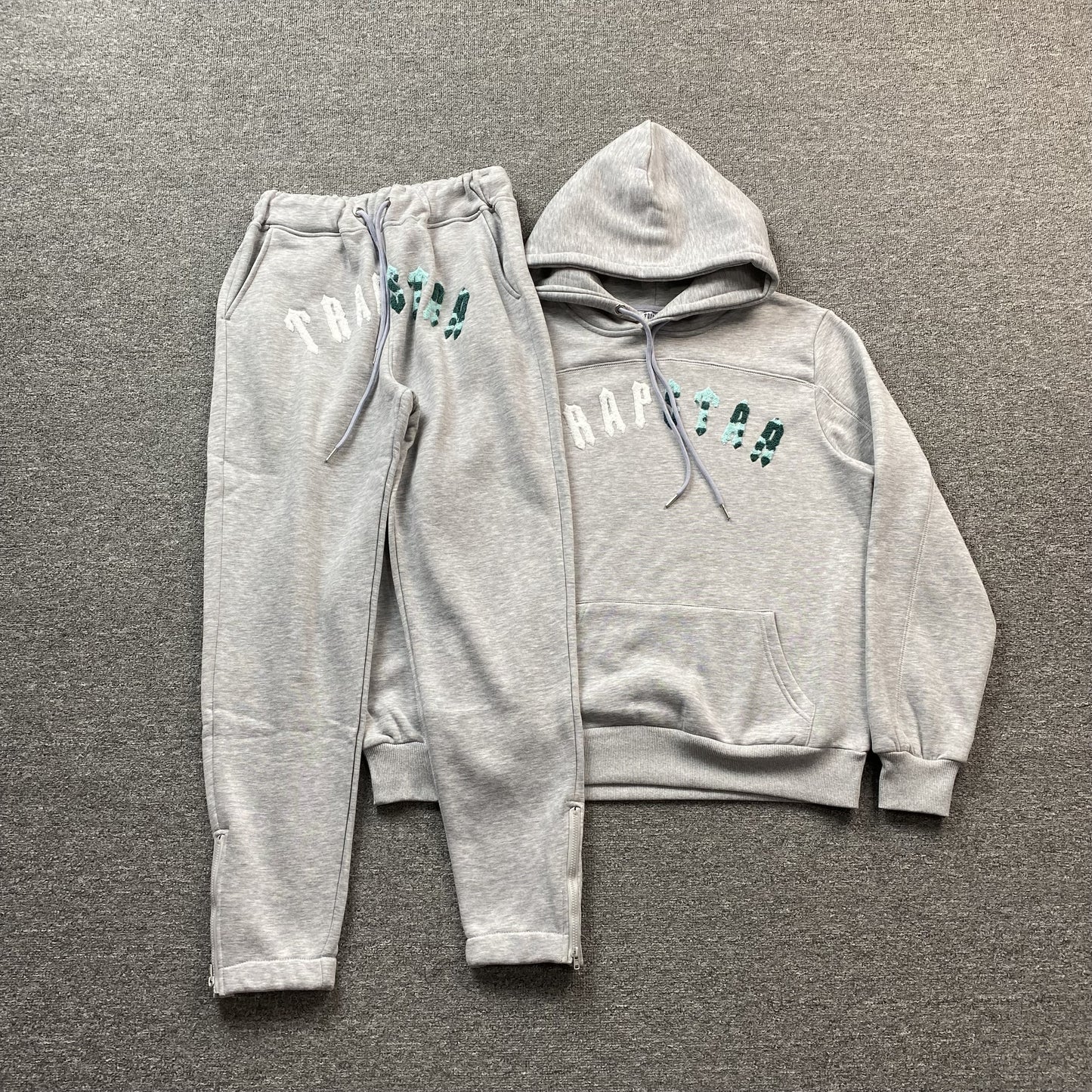 trapstar-irongate-arch-chenille-tracksuit-grey_3df78b54-Drip Store Argentina