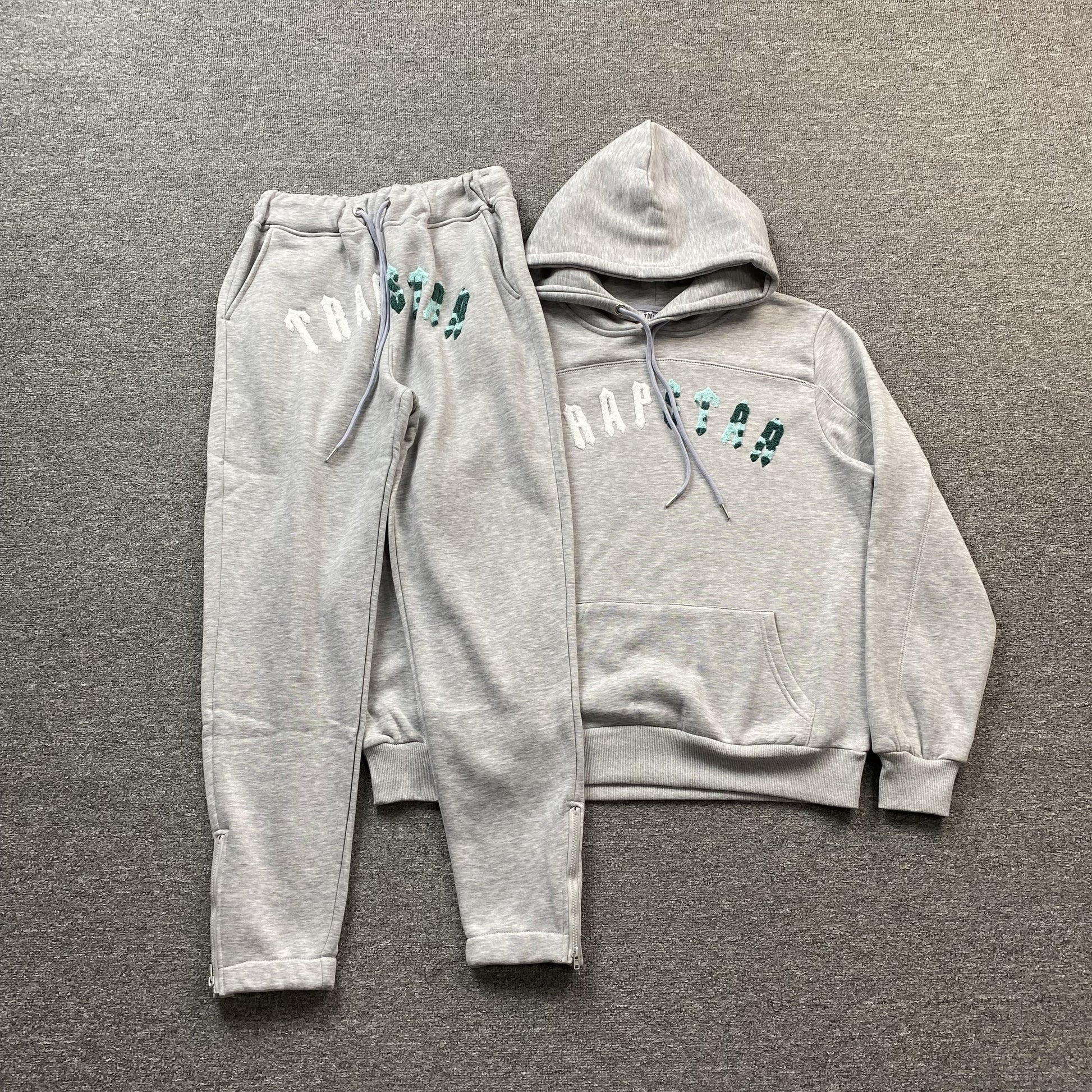 trapstar-irongate-arch-chenille-tracksuit-grey_3df78b54-Drip Store Argentina