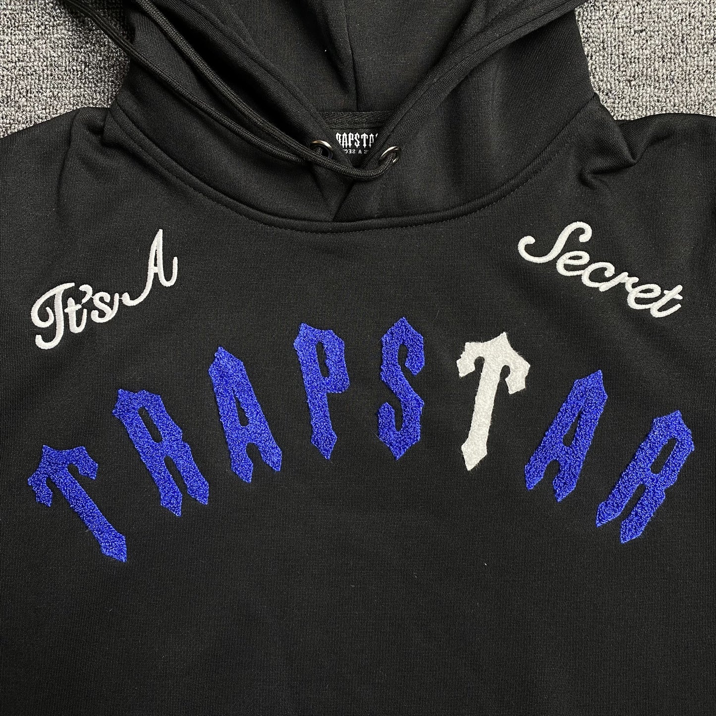 trapstar-irongate-arch-its-a-secret-tracksuit-black-4-Drip Store Argentina