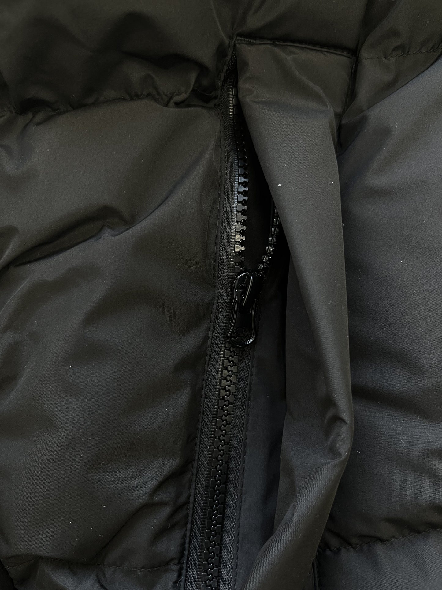 Campera Trapstar Irongate Arch Puffer Negra